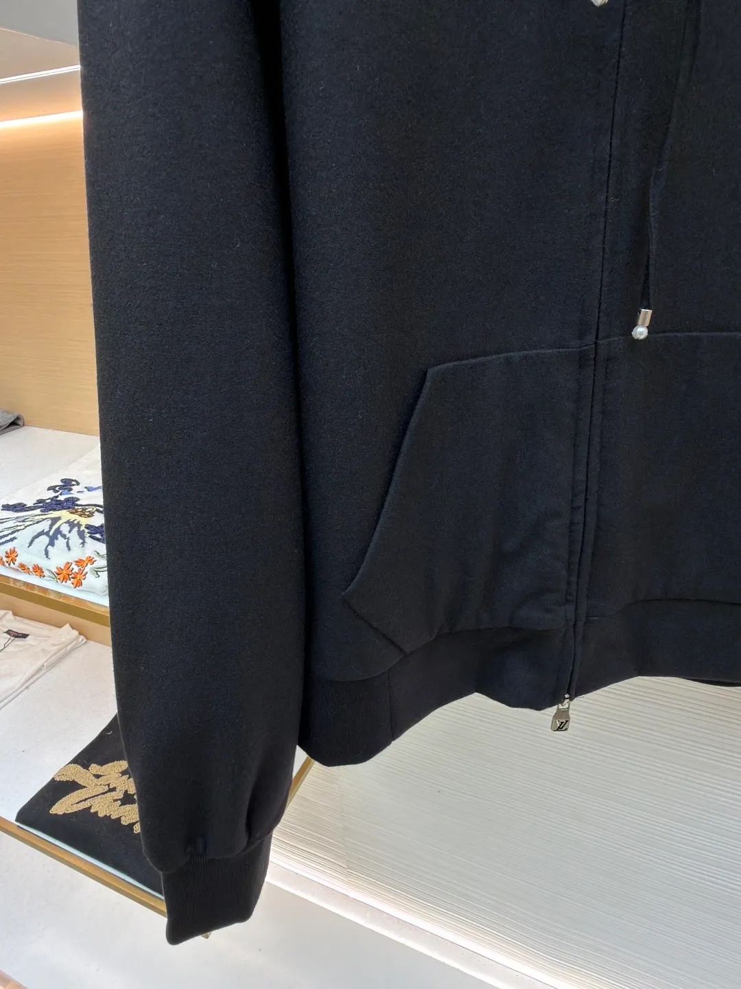 LOUISVUITTON Iron Label Wool Jacket ●Original version: Purchased and developed at 26100 ●Item number: 1681829-B80 ●Fabric: wool blended fabric ●Technology: Positioning cutting machine ●Color: black ●Version: fitted version ●Weight: about 1120 grams ●Size: 48-50-52-54 ●Description: Customized 80% wool, 14% spandex, 6% blended sheep wool fabric, full of texture and refined tailoring to reinterpret the dynamic silhouette. The elastic waist upgrades the drape texture, the side pockets are cleverly integrated into the stitching, and the facial pleats are infused with elegance. The left leg is decorated with the brand's metal logo to once again confirm the brand's identity. The overall wiring is straight and delicate, the fabric is comfortable and soft, and the color is consistent without color difference. It can be matched with the same style to create a fashionable look and control various occasions. Customized accessories, complete with three standards, same style for men and women!